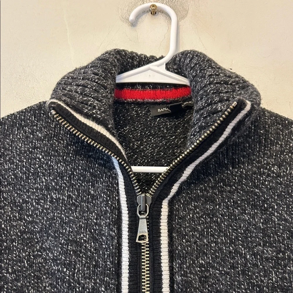 Banana Republic Men's Black wool front zip Sweater Size M EUC